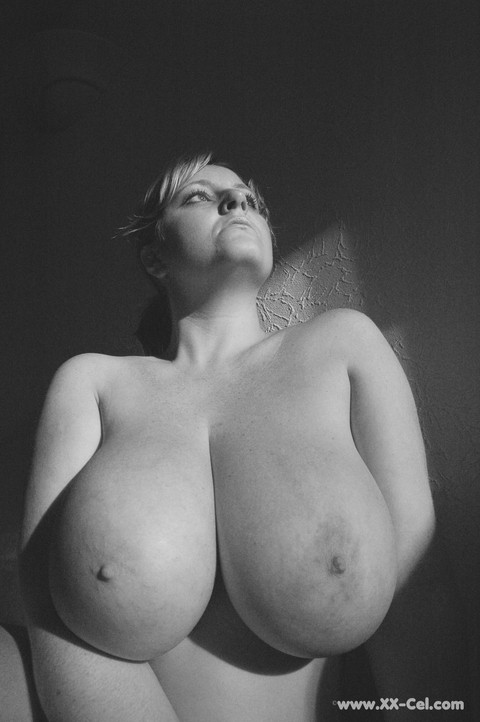 Busty amateur Davina showing off her big saggy tits in a black & white set | Фото 8