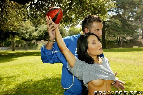 Sporty asian hottie Asa Akira gets nailed by her studly coach | Фото 4