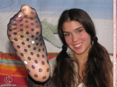 Amateur girl Sweet Carla models non nude while wearing polka-dot pantyhose | Фото 9