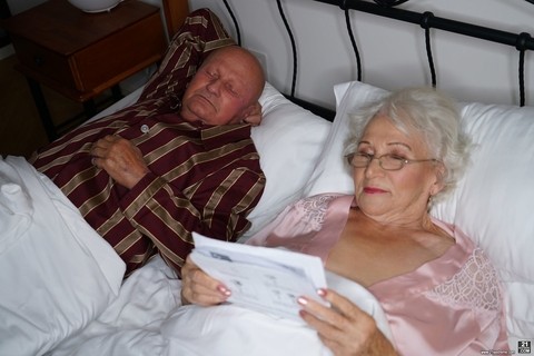 Granny Norma has her hairy slit fucked by her young lover while hubby sleeps | Фото 1