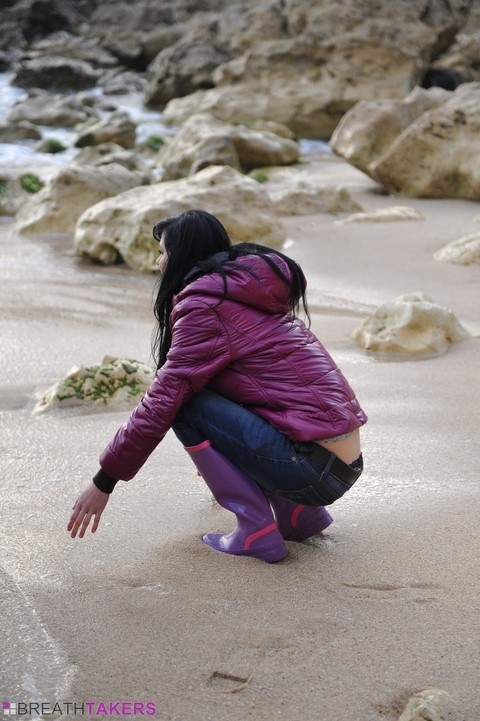 Brunette chick Eileen looses her nice tits and ass from a bikini at the beach | Фото 1