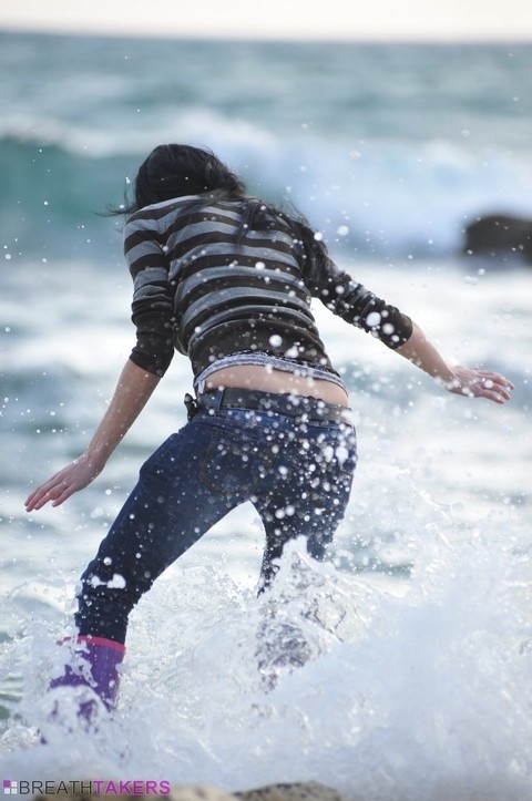 Brunette chick Eileen looses her nice tits and ass from a bikini at the beach | Фото 3