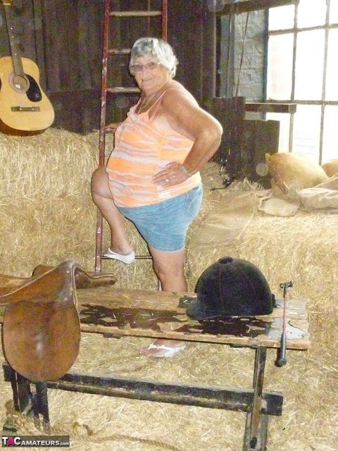 Fat oma Grandma Libby gets naked in a barn while playing acoustic guitar | Фото 1