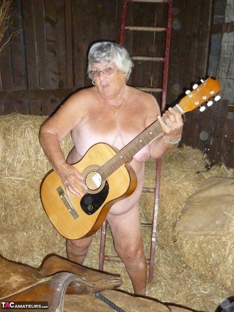 Fat oma Grandma Libby gets naked in a barn while playing acoustic guitar | Фото 19