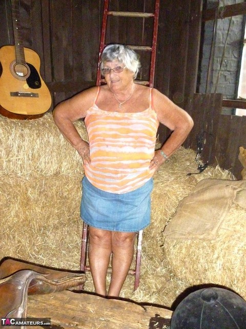 Fat oma Grandma Libby gets naked in a barn while playing acoustic guitar | Фото 2