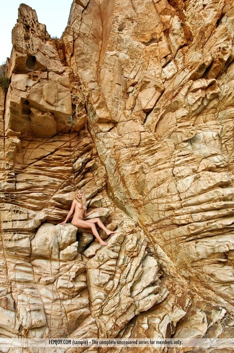 Totally naked blonde Belinda displays her great body against weathered rocks | Фото 12