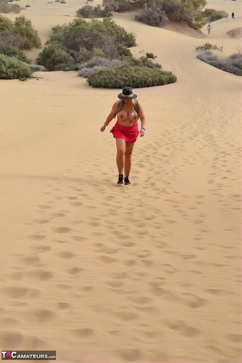 Amateur BBW Nude Chrissy wanders along a beach with no clothes on | Фото 13