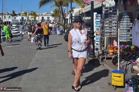 Amateur BBW Nude Chrissy wanders along a beach with no clothes on | Фото 7