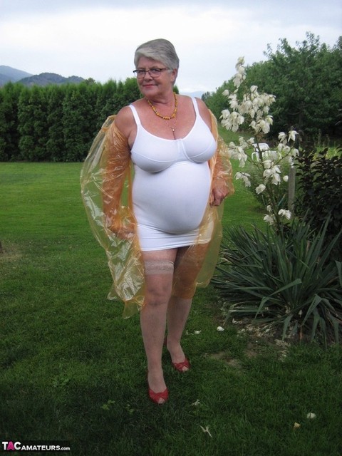 Short haired nan Girdle Goddess bares saggy tits and she removes a girdle | Фото 13