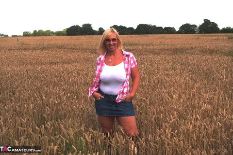 Chubby mature MILF Melody reveals great big tits & flashes hot ass in a field | Фото 1