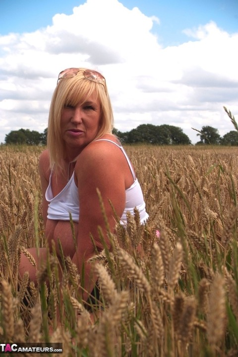 Chubby mature MILF Melody reveals great big tits & flashes hot ass in a field | Фото 11