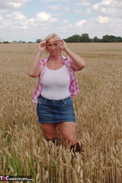 Chubby mature MILF Melody reveals great big tits & flashes hot ass in a field | Фото 2