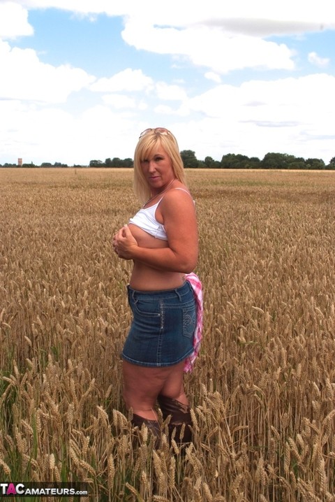 Chubby mature MILF Melody reveals great big tits & flashes hot ass in a field | Фото 5