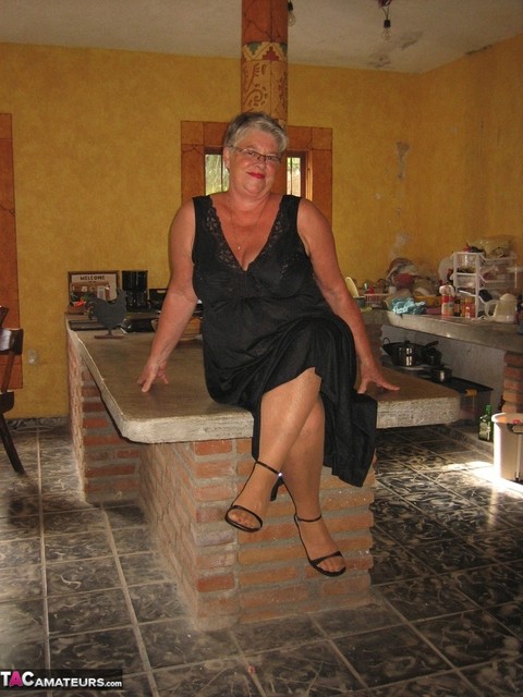 Fat oma Girdle Goddess strips to tan pantyhose on an island in the kitchen | Фото 1