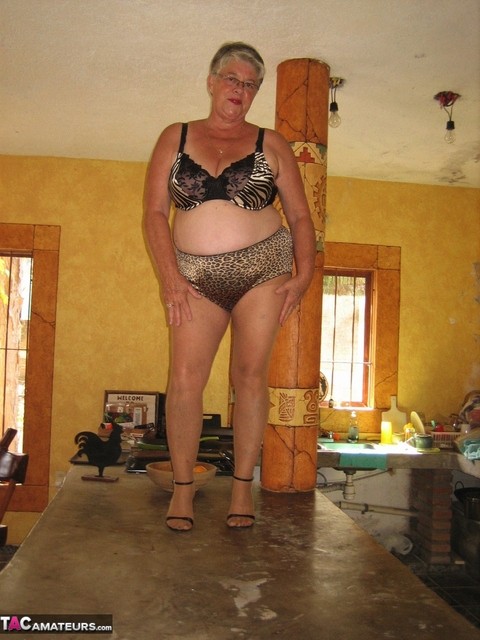 Fat oma Girdle Goddess strips to tan pantyhose on an island in the kitchen | Фото 9