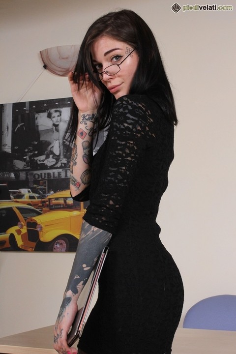 Tattooed girl Refen removes her red soled heels while wearing pantyhose | Фото 1