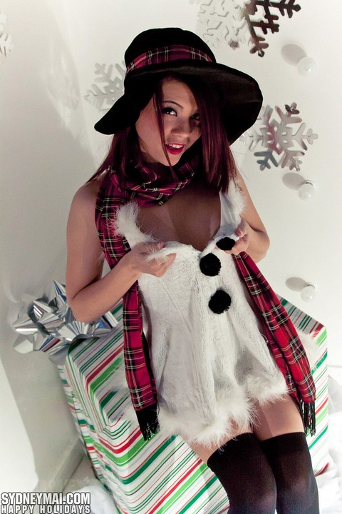 Hot redhead Japanese Sydney Mai in Christmas costume flashing naked upskirt | Фото 9