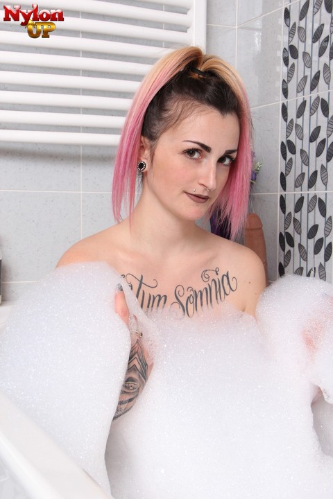 Tattooed girl Medusa Blonde plays with a dildo while bathing in pantyhose | Фото 1