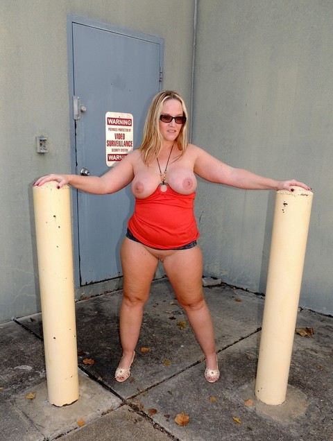 Overweight amateur Dee Siren fists and dildos her cunt out back of a business | Фото 6