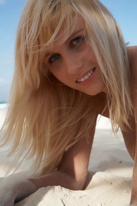 Attractive blonde teen with big boobs Keira A	posing nude on a sandy beach | Фото 13