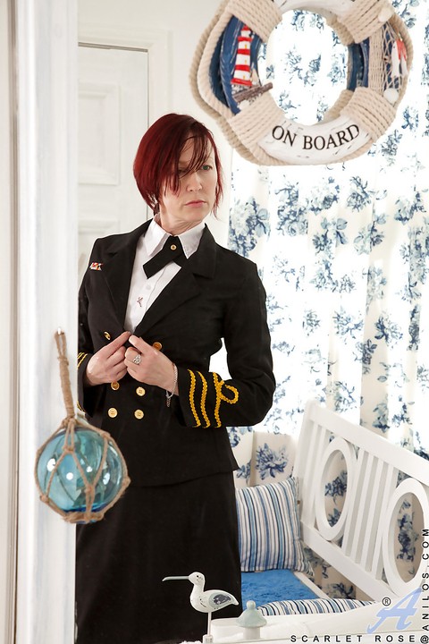 Tempting mature redhead in uniform revealing her seductive curves | Фото 1