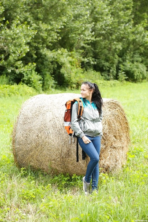 Dark haired backpacker Nicole Love undresses for urgent masturbation in field | Фото 1