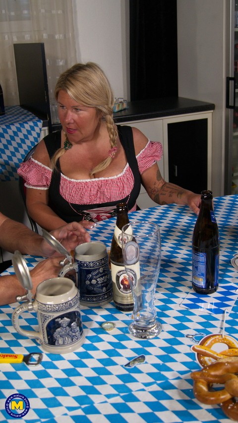 Mature Dutch waitress Kim Van gets screwed by a fat drunk customer | Фото 5