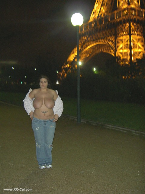 Stacked amateur Tristal showing her big saggy tits in Paris at night | Фото 18