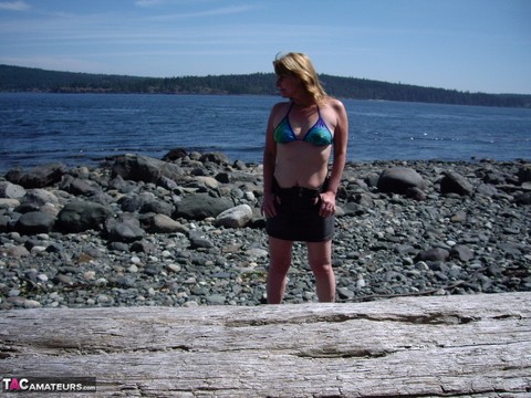 Middle-aged amateur Cougar Babe Lolee removes her bikini on a rocky shoreline | Фото 1