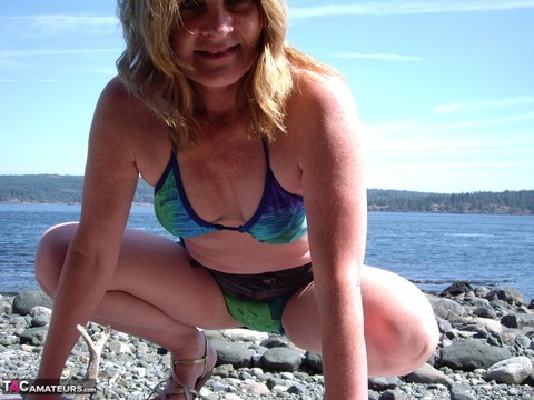 Middle-aged amateur Cougar Babe Lolee removes her bikini on a rocky shoreline | Фото 2