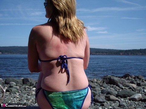 Middle-aged amateur Cougar Babe Lolee removes her bikini on a rocky shoreline | Фото 6