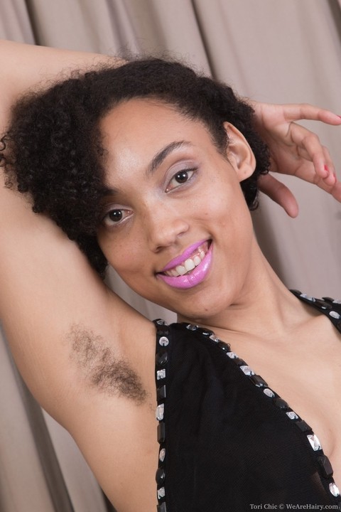 Afro-American babe Tori Chic showing off her hairy body and bushy crotch | Фото 4