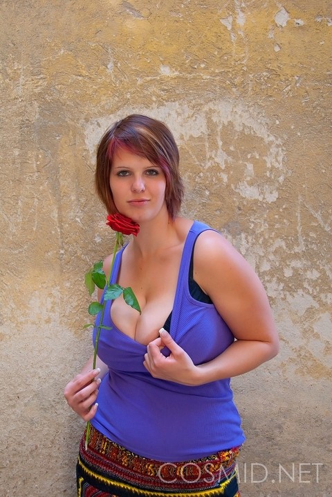 Amateur BBW Nika holds a red rose while showing ample cleavage in a bra | Фото 10