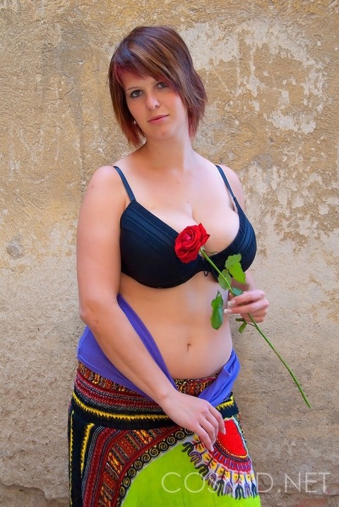 Amateur BBW Nika holds a red rose while showing ample cleavage in a bra | Фото 12