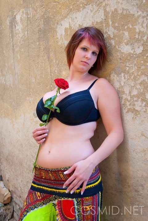 Amateur BBW Nika holds a red rose while showing ample cleavage in a bra | Фото 14