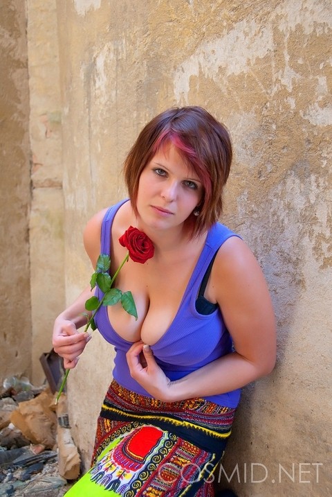 Amateur BBW Nika holds a red rose while showing ample cleavage in a bra | Фото 9