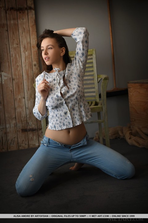 Sweet brunette teen Alisa Amore removes blue jeans on way to modeling naked | Фото 6