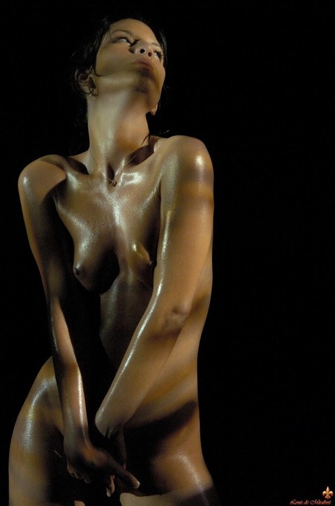 Solo model Ilona caresses her oil slicked body while bare naked at night | Фото 13