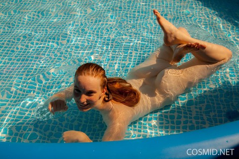 Natural redhead Julia Fleming frees her big natural tits in above ground pool | Фото 15