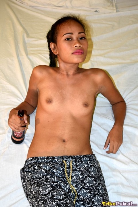 Petite Filipina female shows off her hairless pussy for the first time | Фото 9