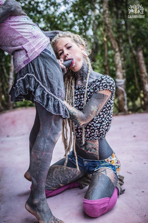 Heavily tattooed girl Lily Lu sucks on her boyfriend's tattooed penis | Фото 1