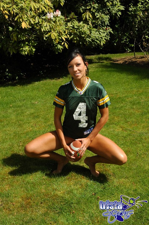 Amateur model goes bottomless while throwing around a football | Фото 2