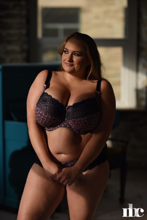 Fat British model Sara Willis removes her bra & shows her big natural juggs | Фото 6