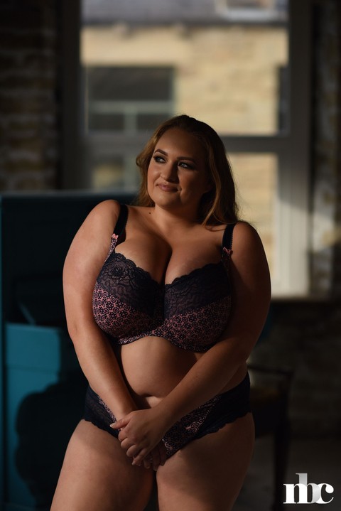 Fat British model Sara Willis removes her bra & shows her big natural juggs | Фото 7