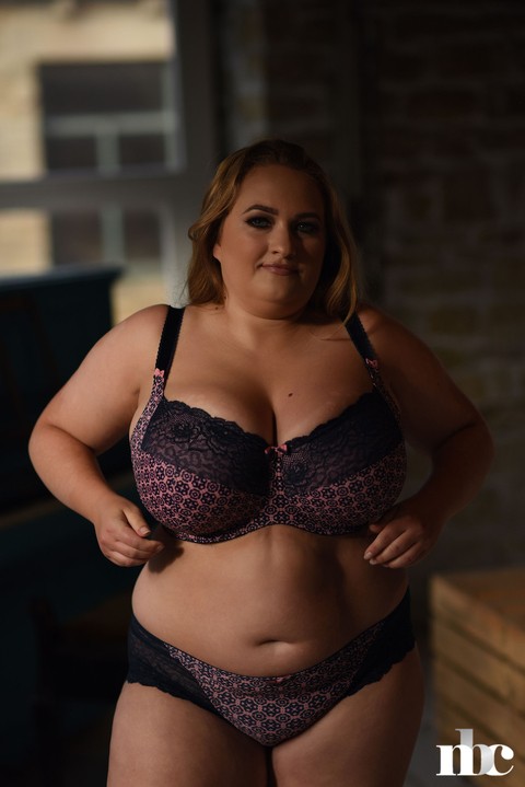 Fat British model Sara Willis removes her bra & shows her big natural juggs | Фото 8