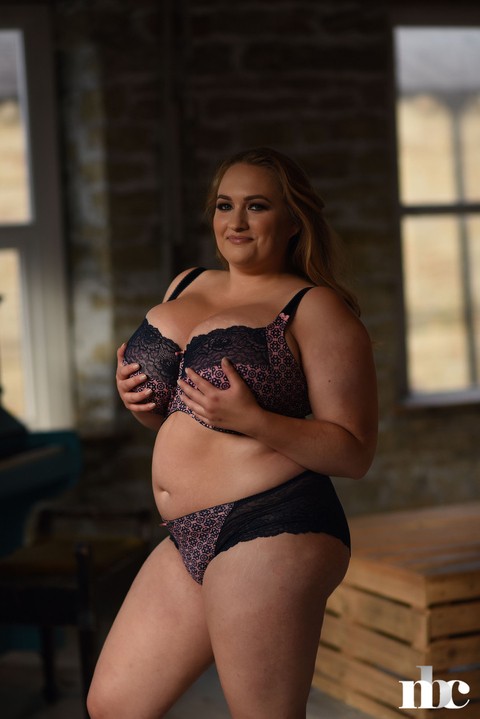 Fat British model Sara Willis removes her bra & shows her big natural juggs | Фото 9