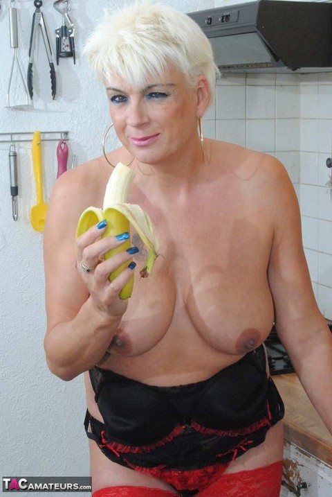 Future platinum blonde Dimonty appeases her pussy with a banana and a cucumber | Фото 1