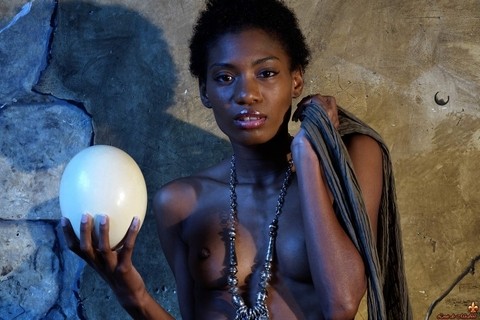 Dark skinned girl Jess holds a large egg while modeling butt naked | Фото 9