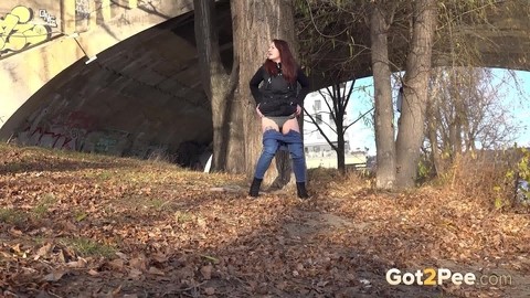 Solo girl Amanda Hill pulls down her jeans for a pee behind a tree in public | Фото 13