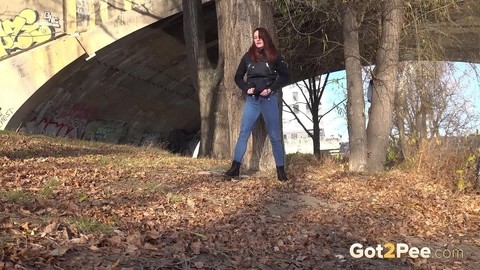 Solo girl Amanda Hill pulls down her jeans for a pee behind a tree in public | Фото 14